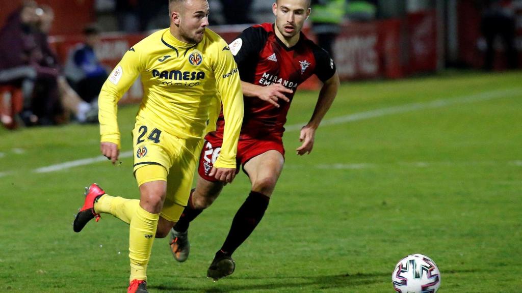 Javi Ontiveros frente a Nestor Salinas en el Mirandés - Villarreal