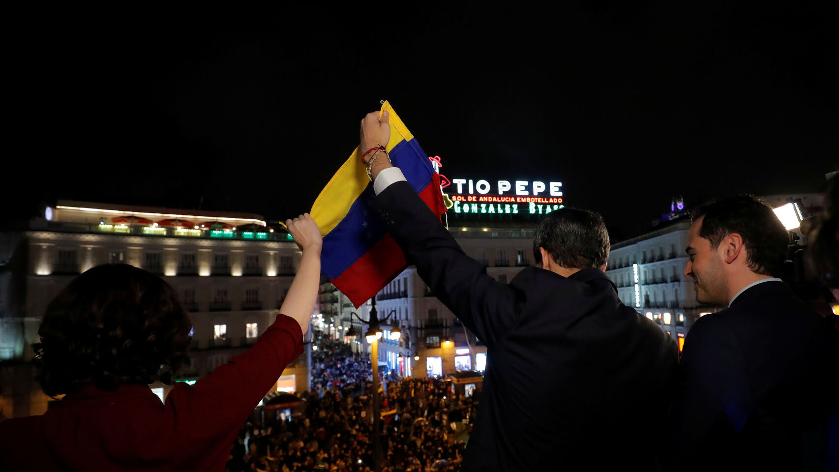 Ayuso, Guaidó y Aguado en el balcón de la Puerta del Sol, sede de la Comunidad de Madrid.