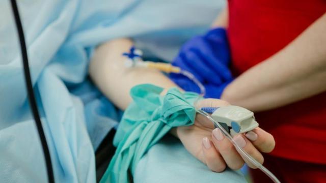 Un paciente recibe un medicamento por vía parenteral.