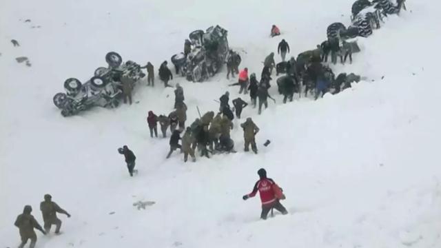 Imagen del equipo de rescate en busca de supervivientes.