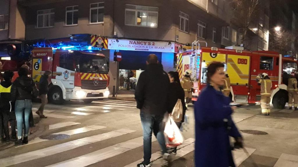 Un incendio en el asador de pollos de Alcalde Lens de A Coruña obliga a cortar la calle