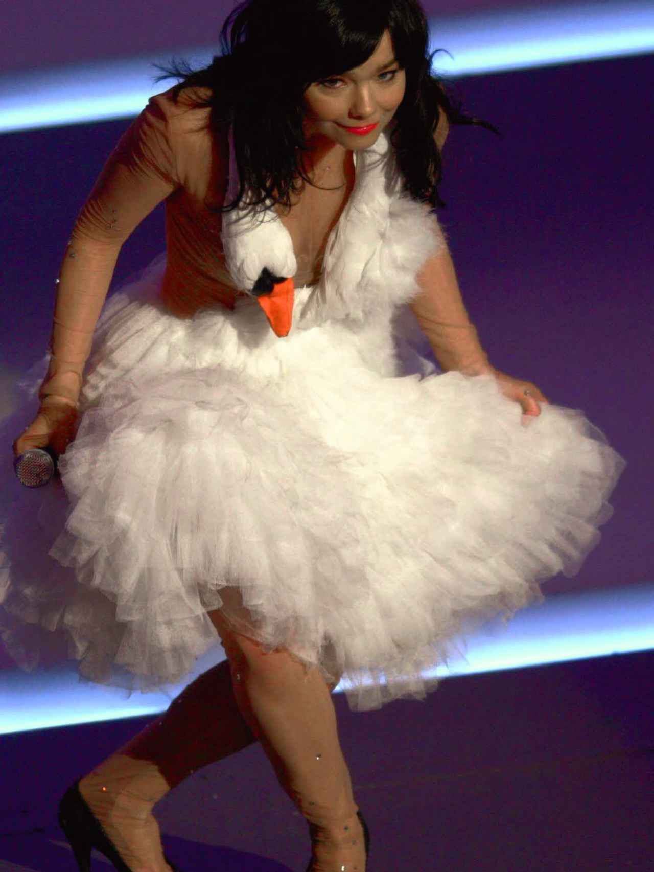 Björk lució el vestido inspirado en un cisne en 2001.