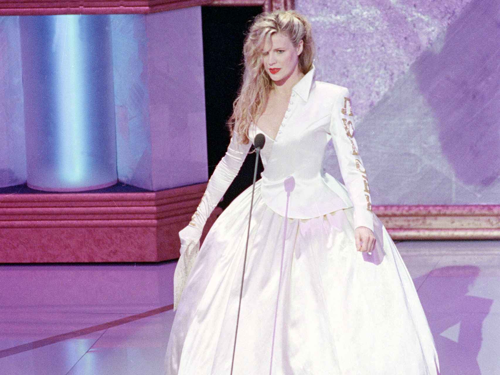 Kim Basinger con el vestido que ella misma diseñó para la gala de los Oscar de 1990.