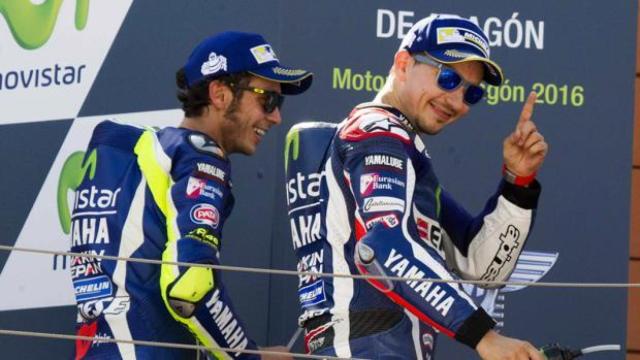 Jorge Lorenzo y Valentino Rossi durante un gran premio