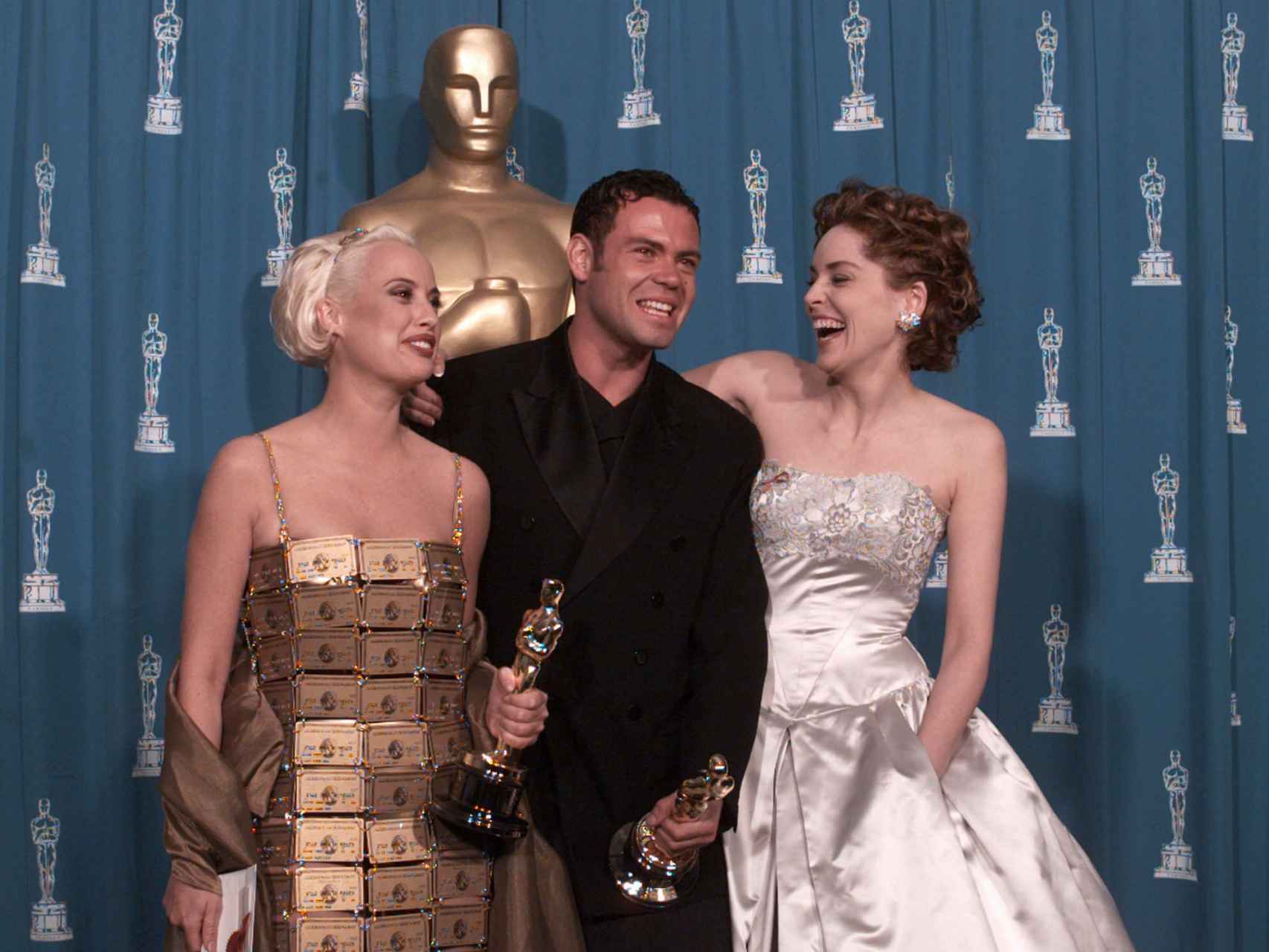 Lizzy Gardiner posando junto a otros actores en la gala de los Oscar de 1990.