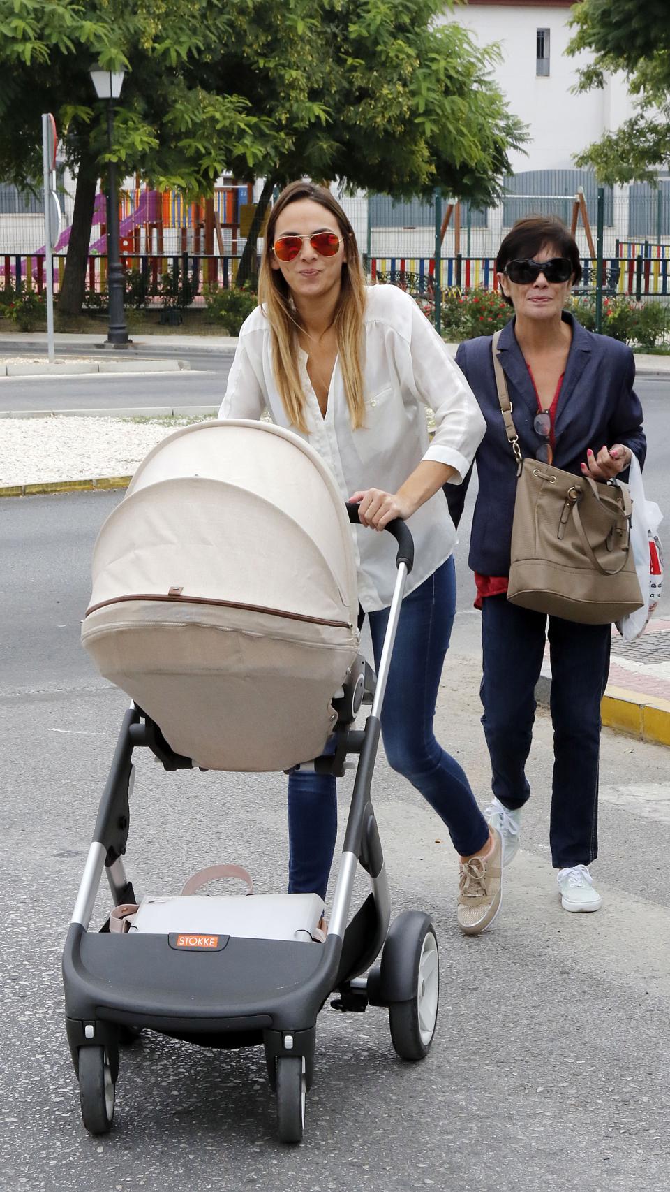 Irene Rosales junto a su madre, Mayte Vázquez, por las calles de Sevilla.