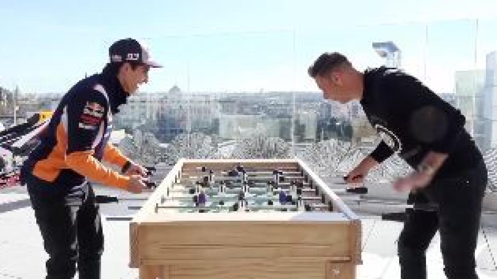 Marc Márquez y Joaquín Sánchez jugando al futbolín