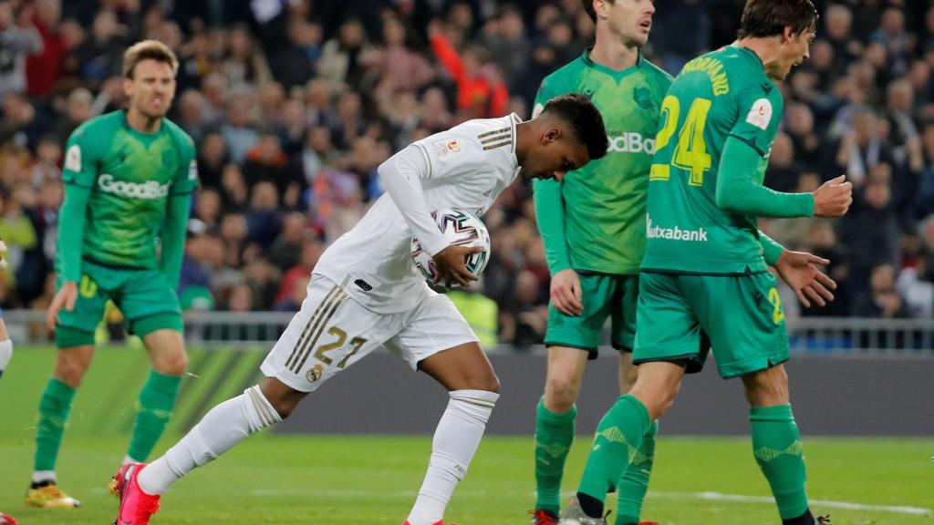 Rodrygo corre hacia el mediocampo tras marcar un gol ante la Real Sociedad