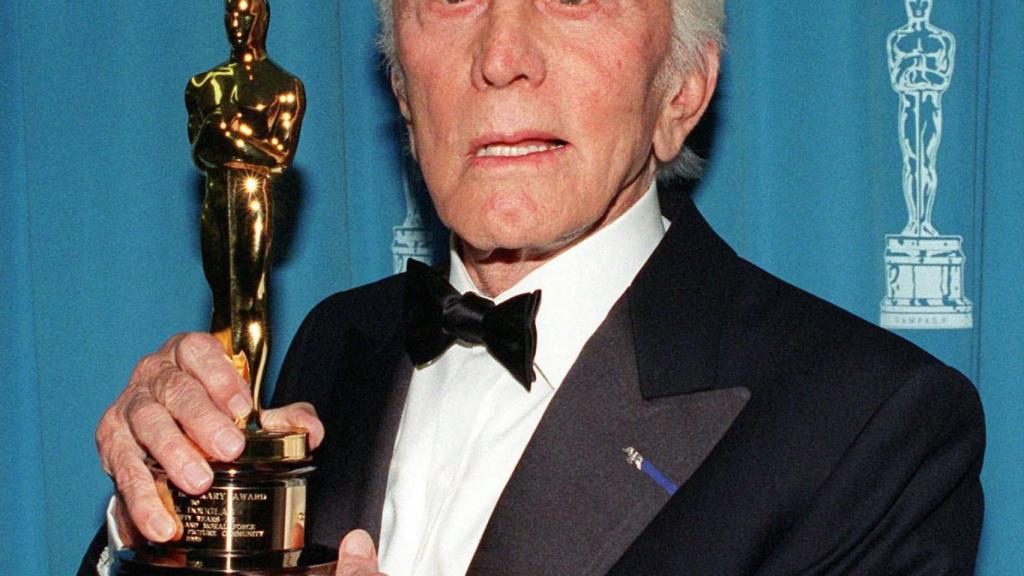 Kirk Douglas con su Oscar honorífico.