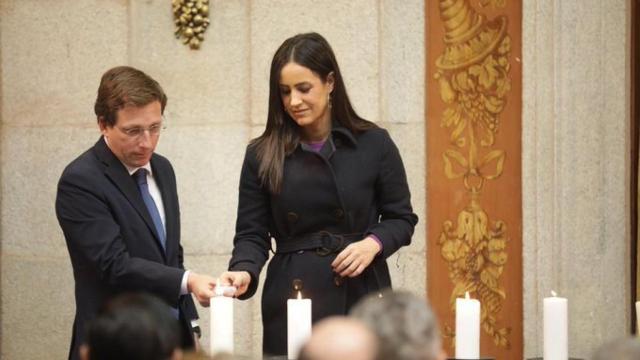 Almeida y Villacís en el acto de recuerdo de las víctimas del Holocausto nazi