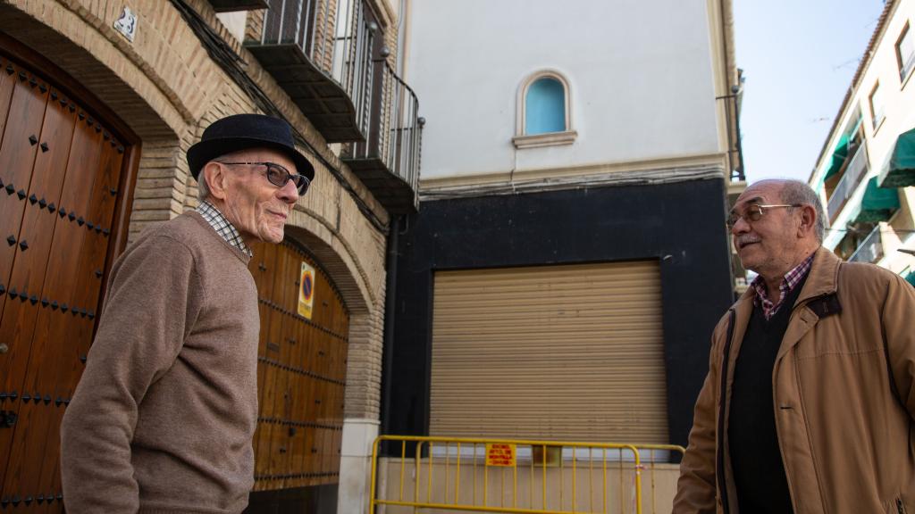 Manolo Leyva (izqda), 'vecino' de la talla de María Auxiliadora robada en Montilla, junto a un amigo.