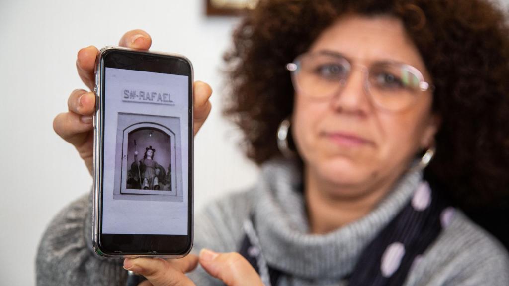 Carmen Lara, alcaldesa de Benamejí, mostrando una foto del San Rafael sustraído