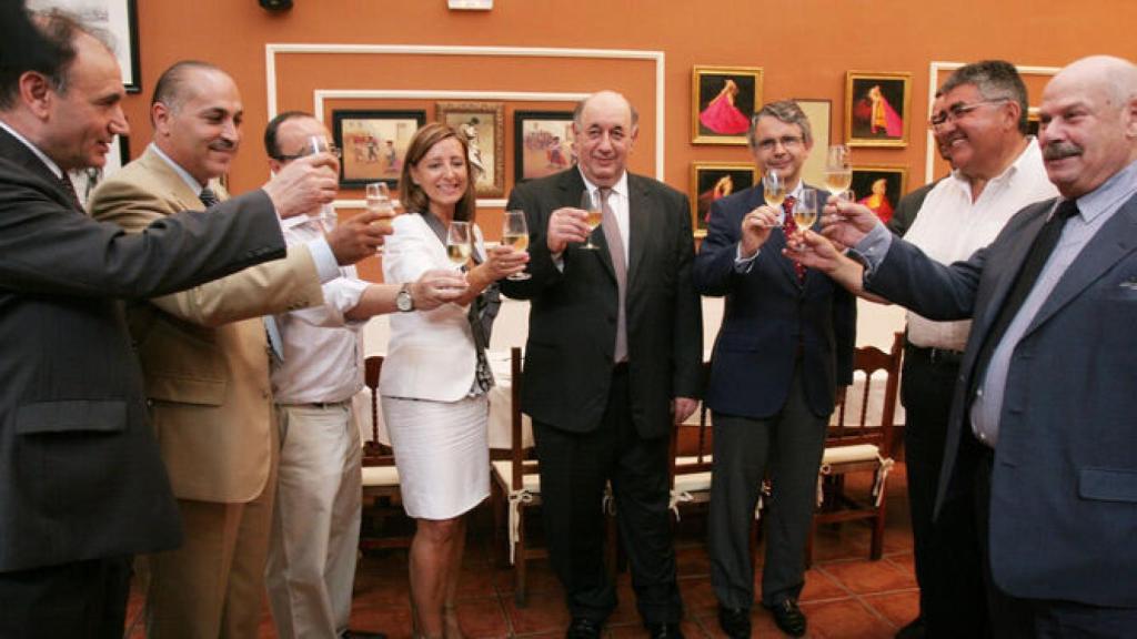 Mesía Salí, segundo por la izquierda, brindando con parte de los miembros del equipo de gobierno jerezano, en 2009.