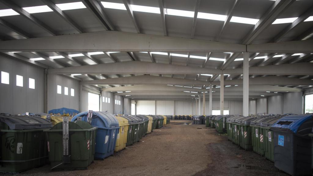 Interior de las instalaciones donde Zahav iba a instalar su factoría de vehículos.