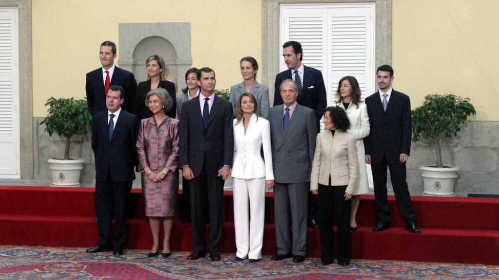 Una de las fotos de familia del día de la pedida de mano del entonces Príncipe de Asturias, Felipe, a Letizia, en 2003.