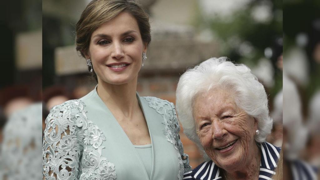 La Reina Letizia, en compañía de su  abuela Menchu.