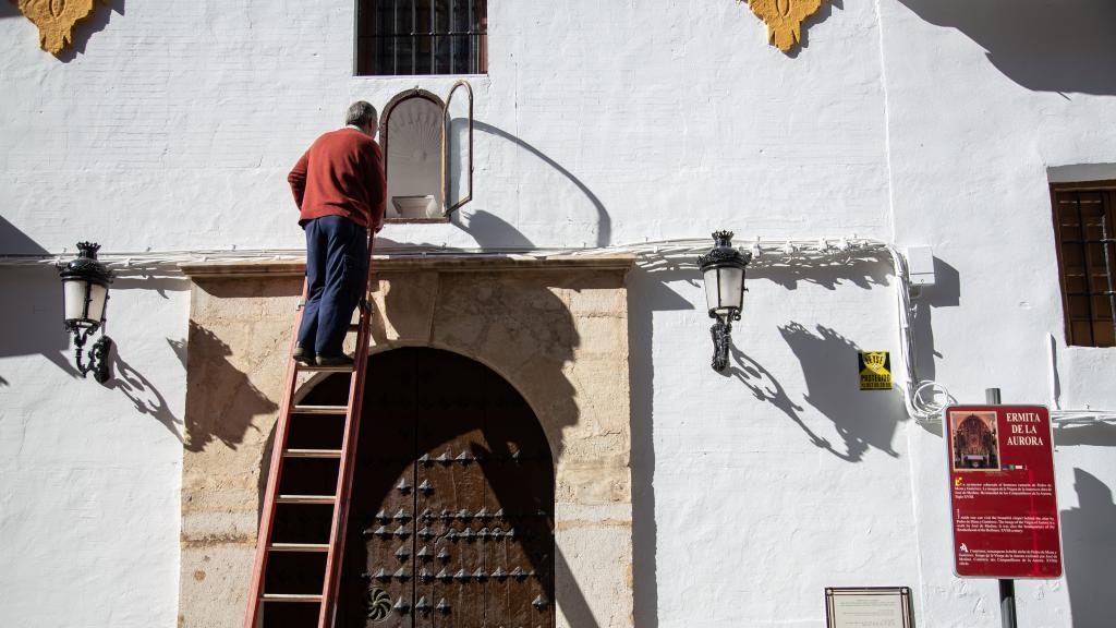 Antonio Muñoz, de la Venerable Cofradía de María Santísima de la Aurora, comprobando los daños en la hornacina.