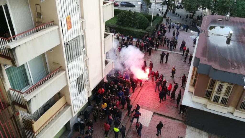 Encendido de bengalas en la puerta del bar que ahora sirve de punto de encuentro a los Boixos