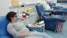 Una mujer donando sangre