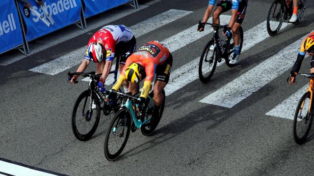 Dylan Groenewegen y Fabio Jakobsen, en el sprint de Torrevieja de la Vuelta a la Comunidad Valenciana