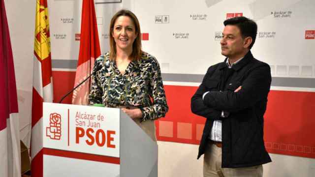Cristina Maestre y Julián Morcillo en la sede del PSOE de Alcázar de San Juan