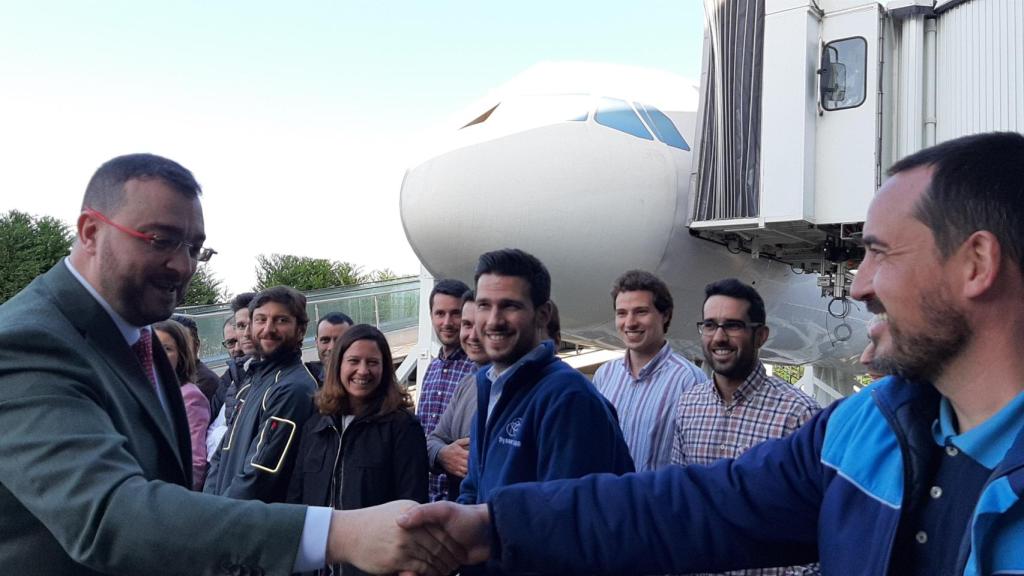 El presidente del Principado, Adrián Barbón, durante su visita a ThyssenKrupp.