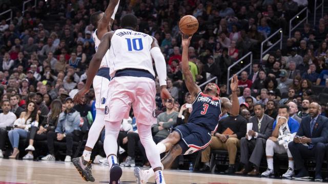 Bradley Beal tira mientras se cae ante la defensa de Dorian Finney-Smith en el Washington Wizards - Dallas Mavericks