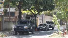 Vehículos del Sebin (Servicio Bolivariano de Inteligencia) patrullando ante la Embajada de España en Venezuela.