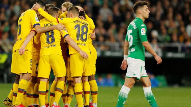 Los jugadores del Barcelona celebran uno de los goles al Betis