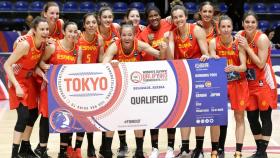 Las jugadoras de la selección española de baloncesto celebran su presencia en Tokio