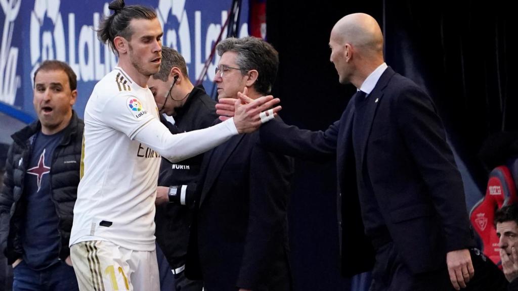 Gareth Bale saluda a Zidane tras ser sustituido ante Osasuna