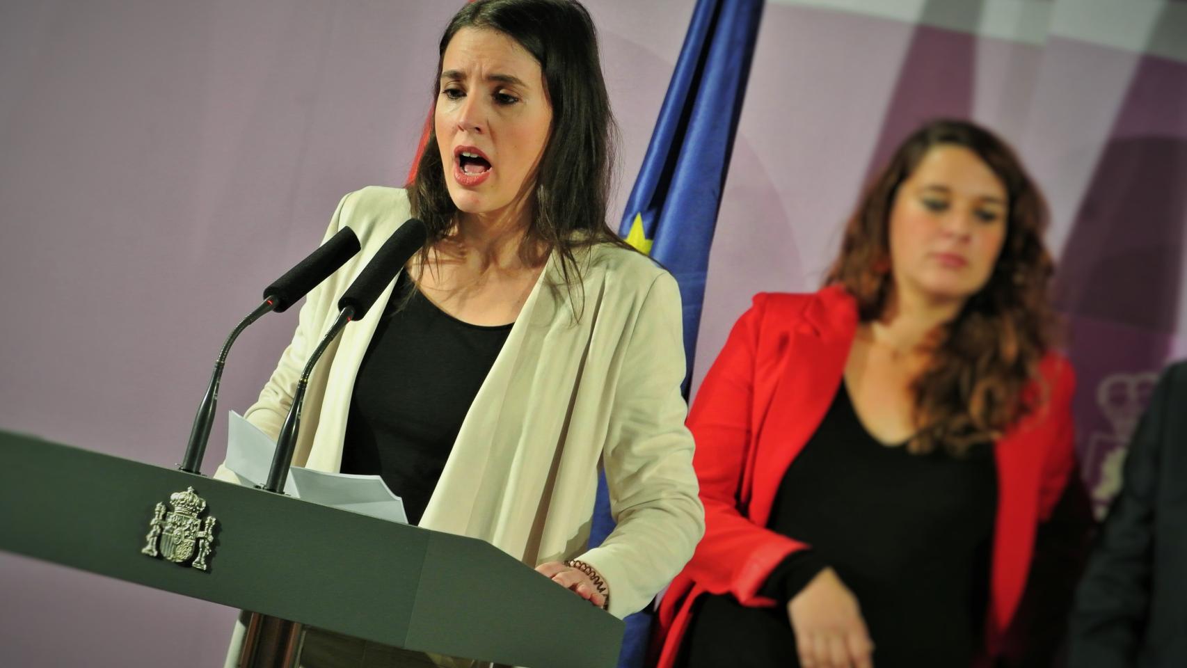 Irene Montero, en la toma de posesión de su equipo en Igualdad, con la secretaria de Estado Noelia Vera al fondo.