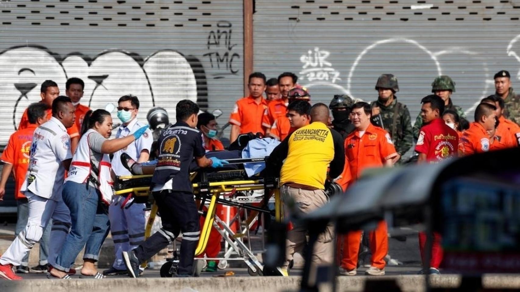 Un grupo de soldados evacua a los rehenes de la escena del tiroteo en el centro comercial Terminal 21 en Nakhon Ratchasima, Tailandia, el 9 de febrero de 2020.