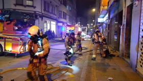 Rescatan a cuatro personas en un incendio en el bajo de un edificio en A Coruña