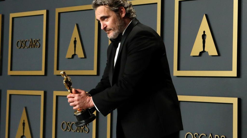 Joaquin Phoenix con su Oscar por Joker.