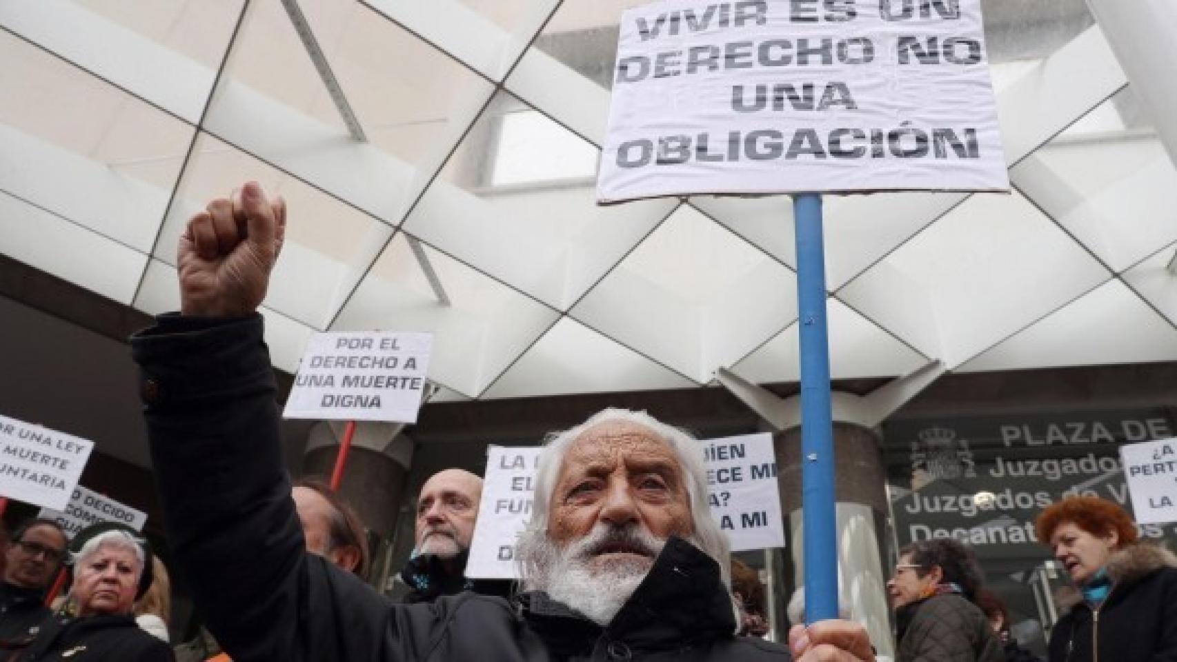 Concentración convocada por la asociación 'Derecho a Morir Dignamente' en Madrid.