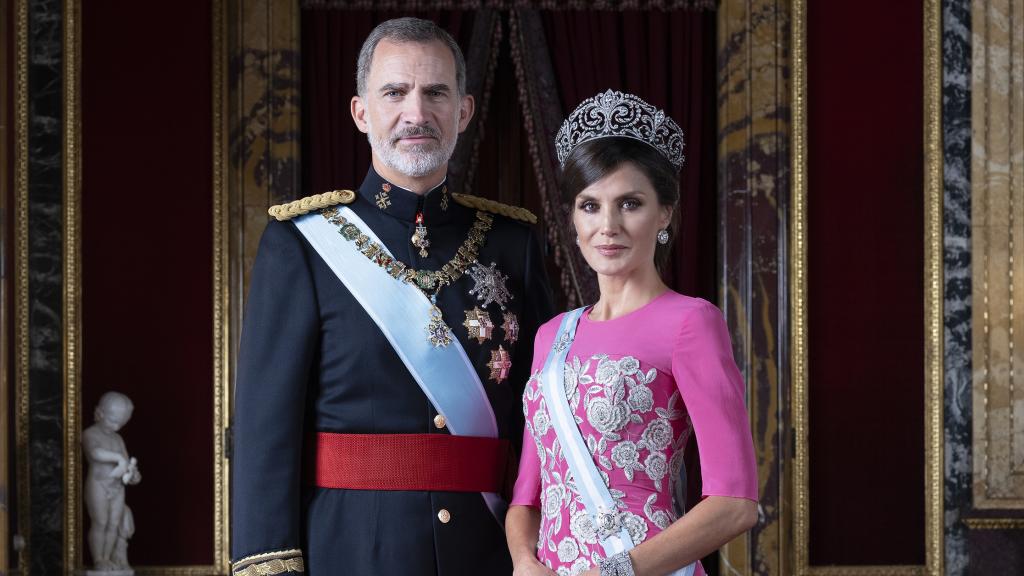 Felipe VI y Letizia, en un retrato oficial en el Palacio Real.