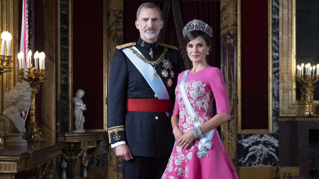 Los Reyes en el posado oficial con atuendo de gala.