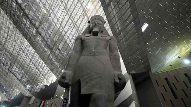 Estatua colosal de Ramsés II en el Gran Museo Egipcio.