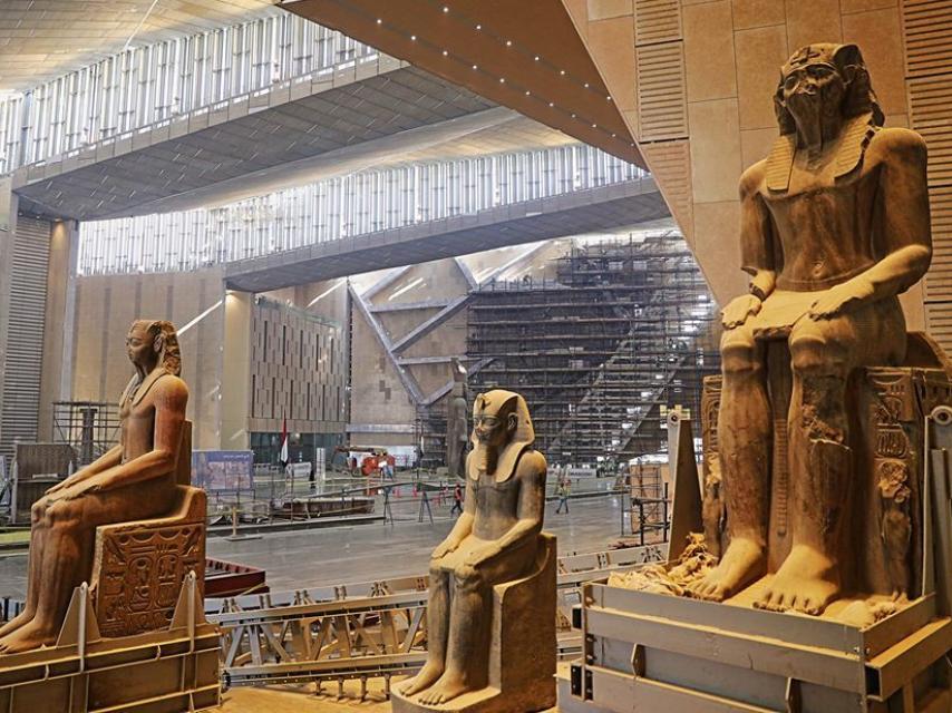 Tres estatuas colosales que se mostrarán en el Gran Museo Egipcio.