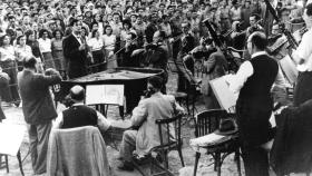 Bernstein durante un concierto para las tropas israelíes en 1948. Foto: Filarmónica de Israel