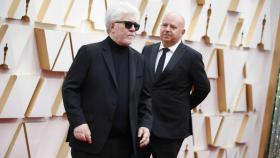 Pedro Almodóvar (i) junto a su hermano Agustín en la alfombra roja