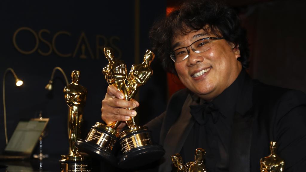 Bong Joon-Ho con su manojo de Oscars.