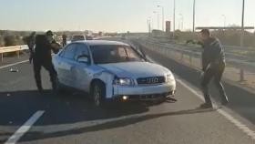 Intervención de la Policía en la autopista A-49, en Huelva.