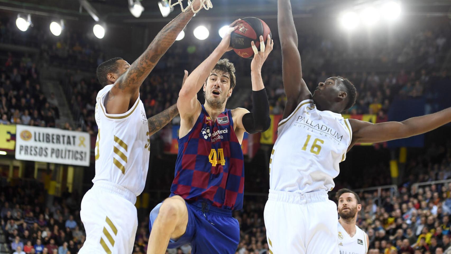 Tomic, Garuba y Thompkins, durante un Real Madrid - Barcelona