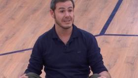 El profesor de interpretación durante la charla con los chicos, en la que pide disculpas (TVE)