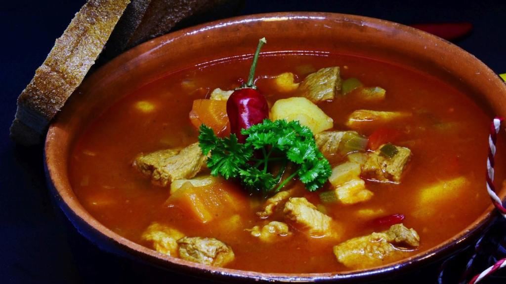 Un caldo tradicional elaborado en una cazuela.