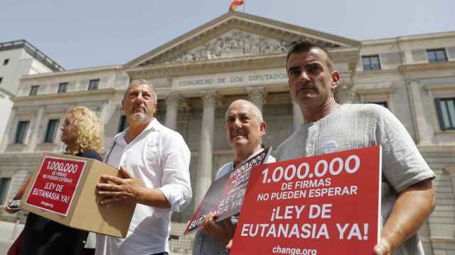 Varios ciudadanos piden una ley de Eutanasia en la puerta del Congreso.