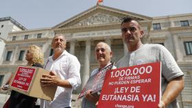 Ángel Hernández pidiendo una Ley de Eutanasia en la puerta del Congreso.