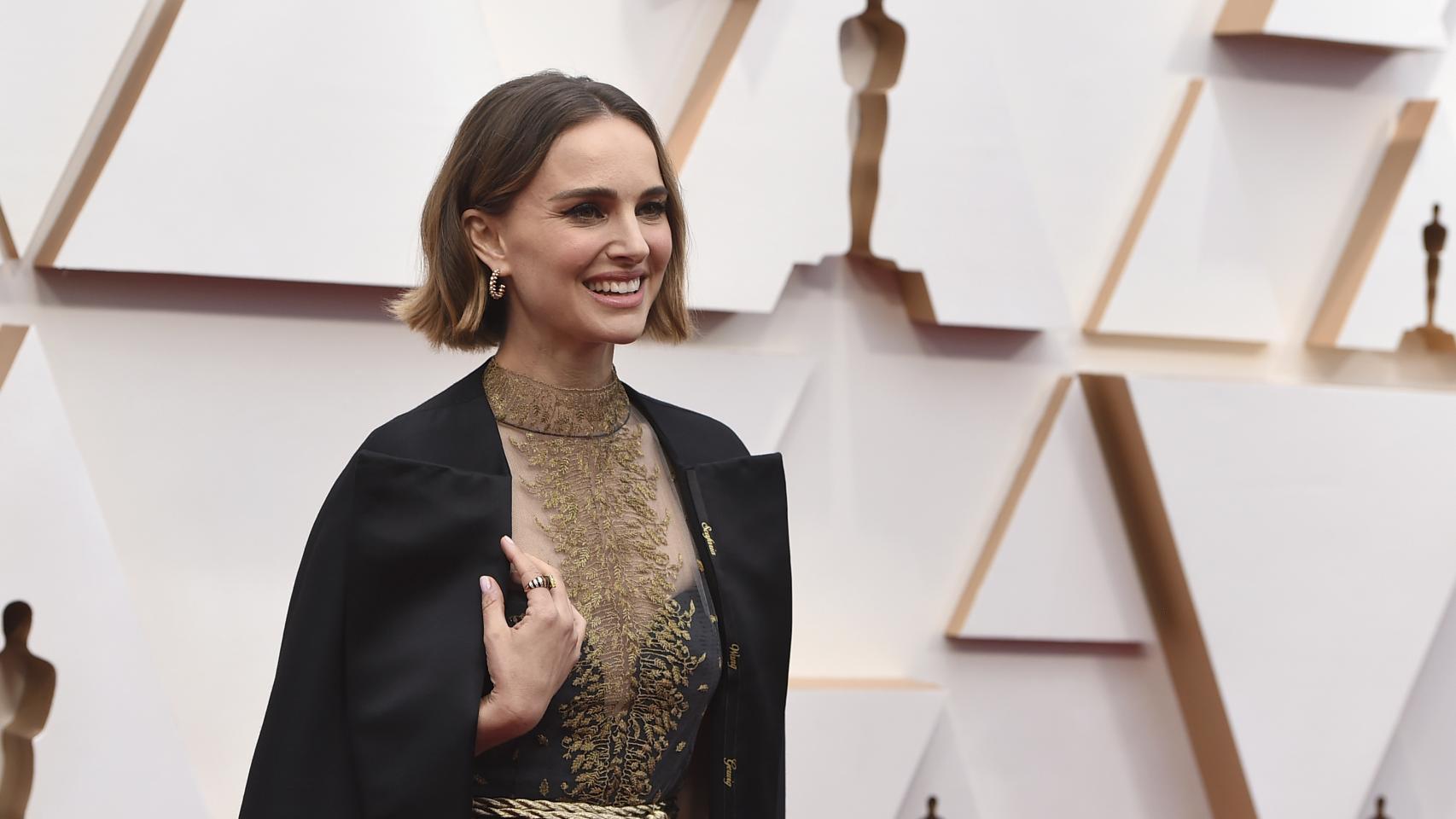 Natalie Portman en la alfombra roja de los Oscar 2020.